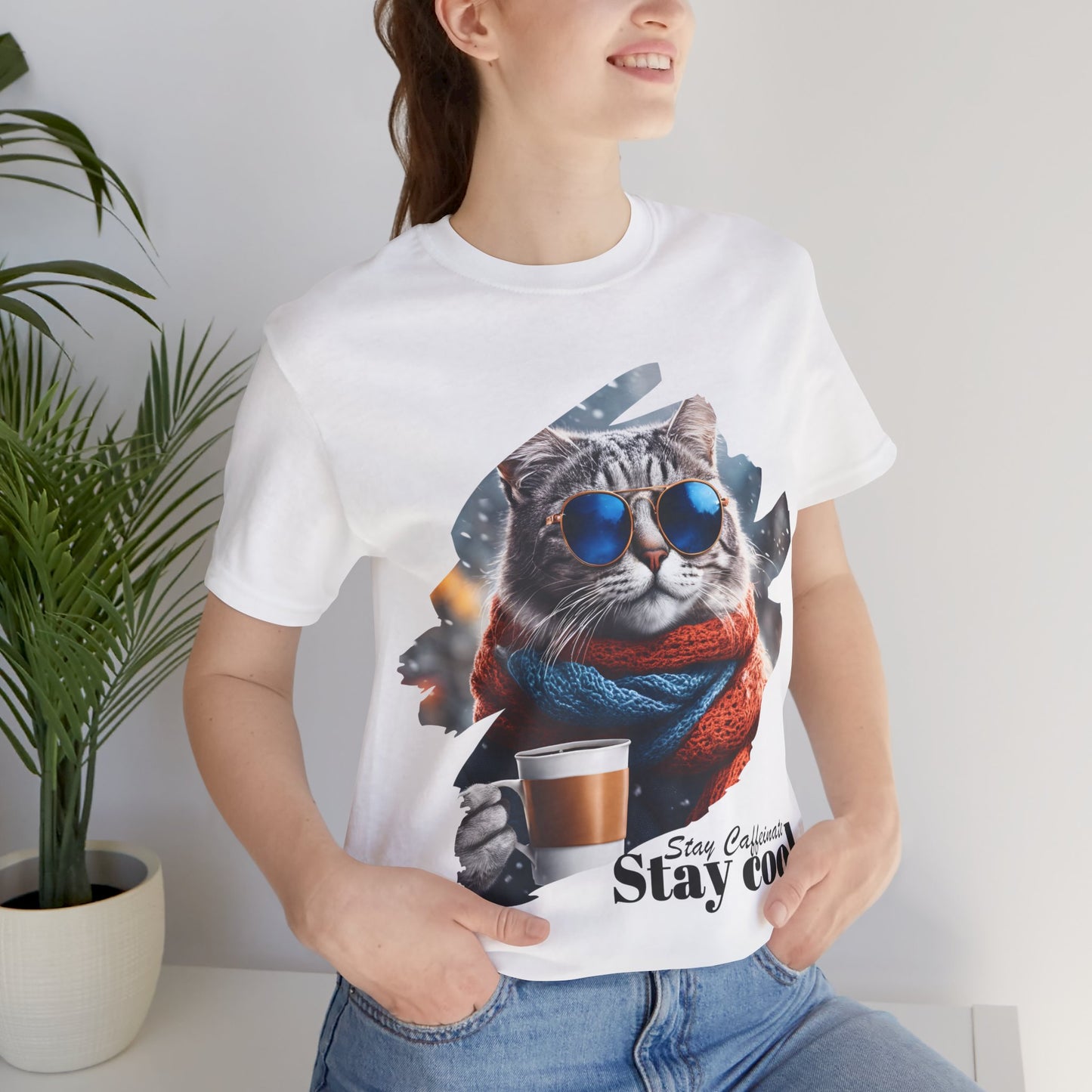 猫サングラスTシャツ、クールな猫グラフィックTシャツ、ステイカフェインシャツ、コーヒー愛好家へのギフト、猫好きトップス、おもしろ猫シャツ