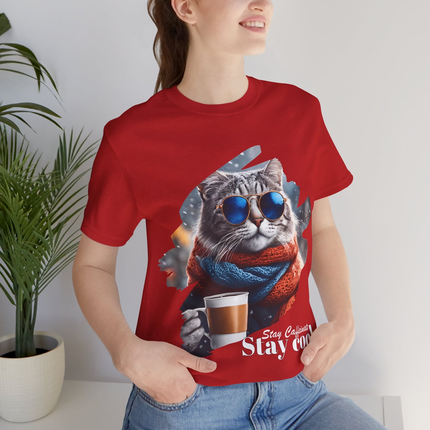 猫サングラスTシャツ、クールな猫グラフィックTシャツ、ステイカフェインシャツ、コーヒー愛好家へのギフト、猫好きトップス、おもしろ猫シャツ